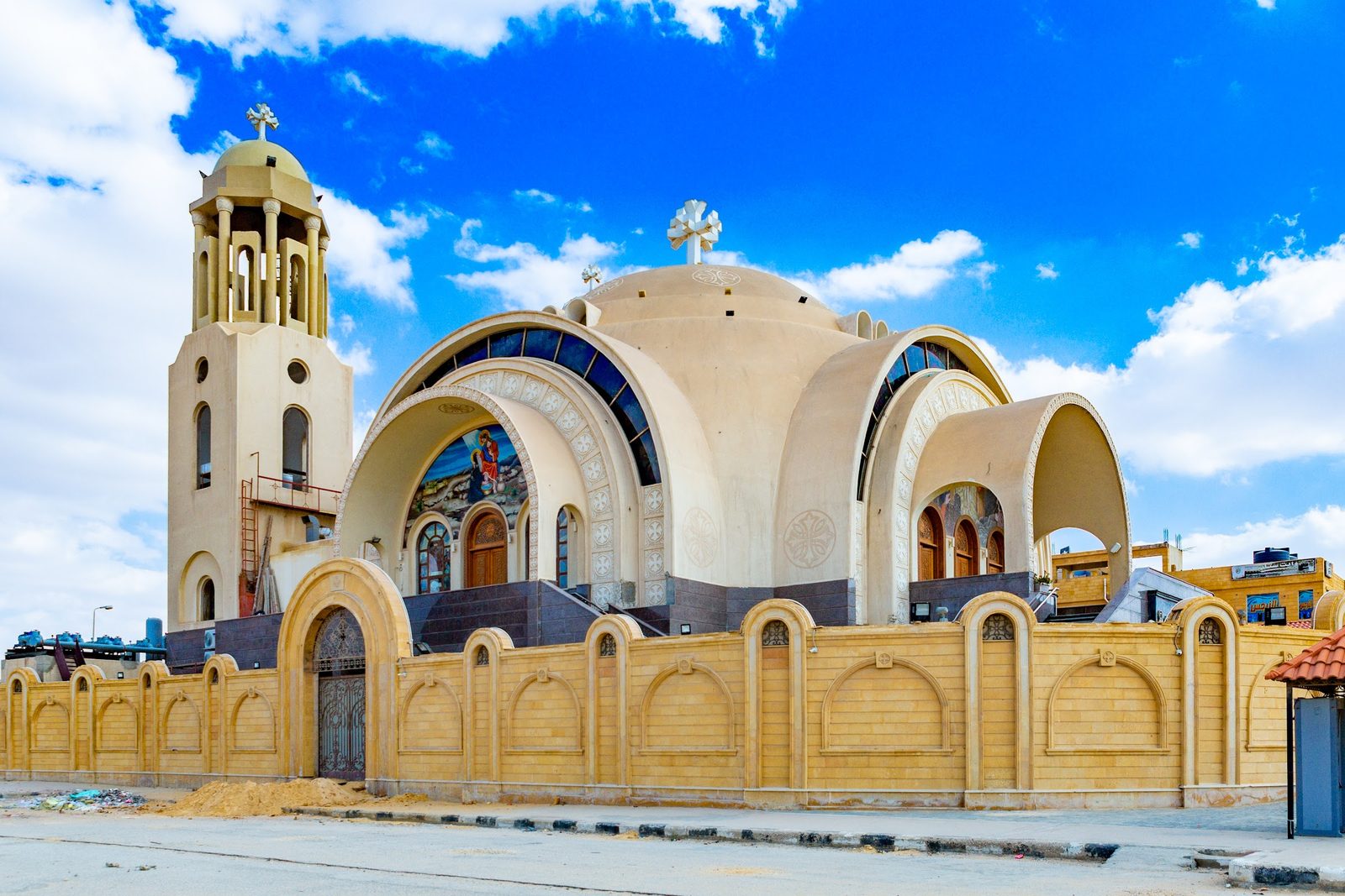 مدخل الكنيسة الرئيسي