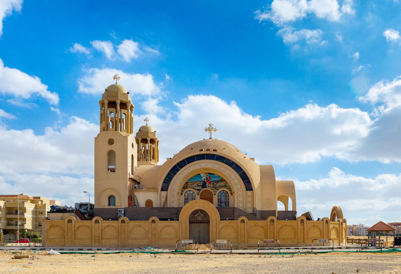 منظر واسع للكنيسة تحت السماء